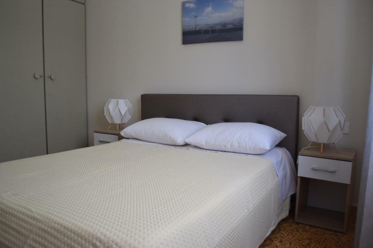 Modern Apartment With Garden Kíssamos Buitenkant foto