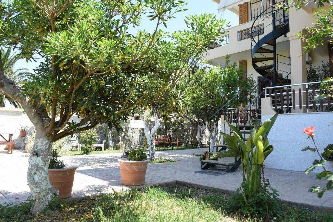 Modern Apartment With Garden Kíssamos Buitenkant foto